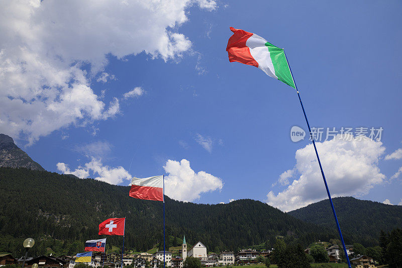 国际旗帜迎风飘扬。夏天的风景。美丽的Auronzo di Cadore，山在白云石，意大利北部。山上的夏天